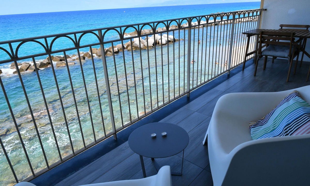 Pizzo Apartment | 10 meters from the beach—Marina Holiday Home, Beachfront House—Calabria