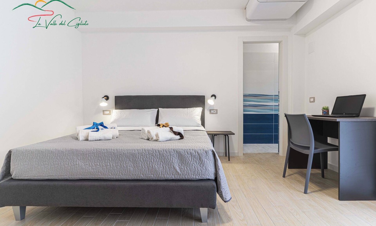 Licusati Apartment | (101) Double Room with Private Bathroom - Room Rentals in Licusati (SA)