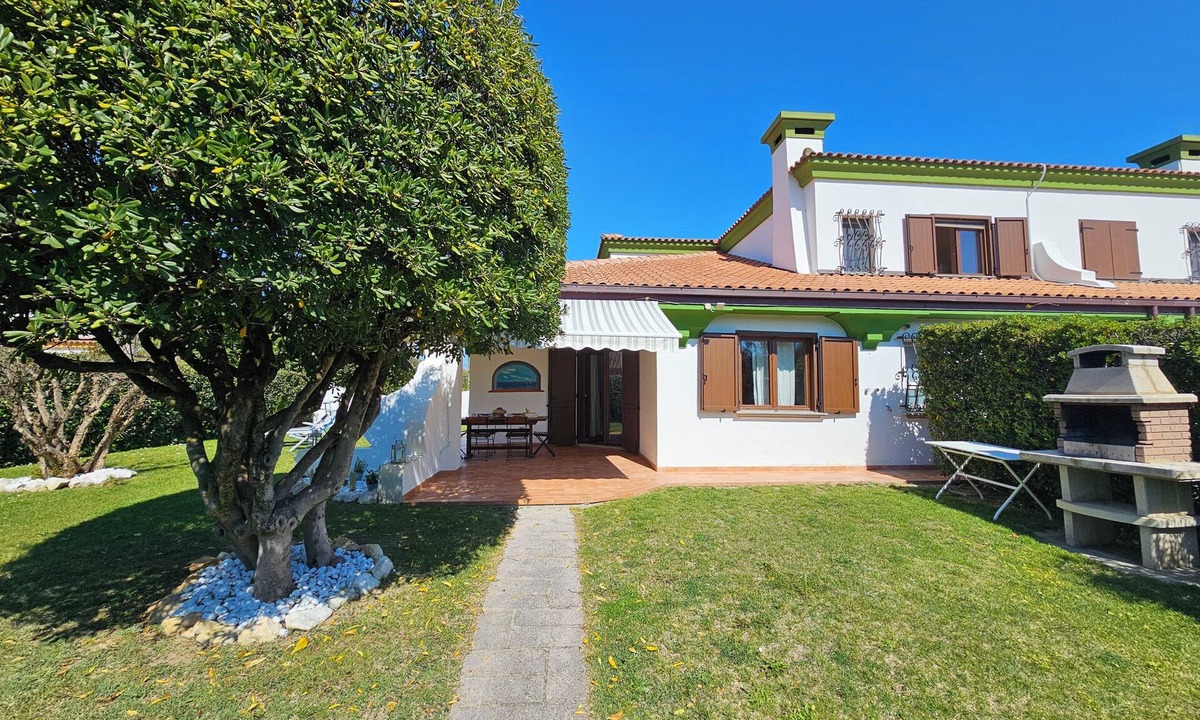 Porto Recanati Villa | 12-SEATER VILLA WITH POOL, GARDEN AND DIRECT BEACH ACCESS, PET FRIENDLY