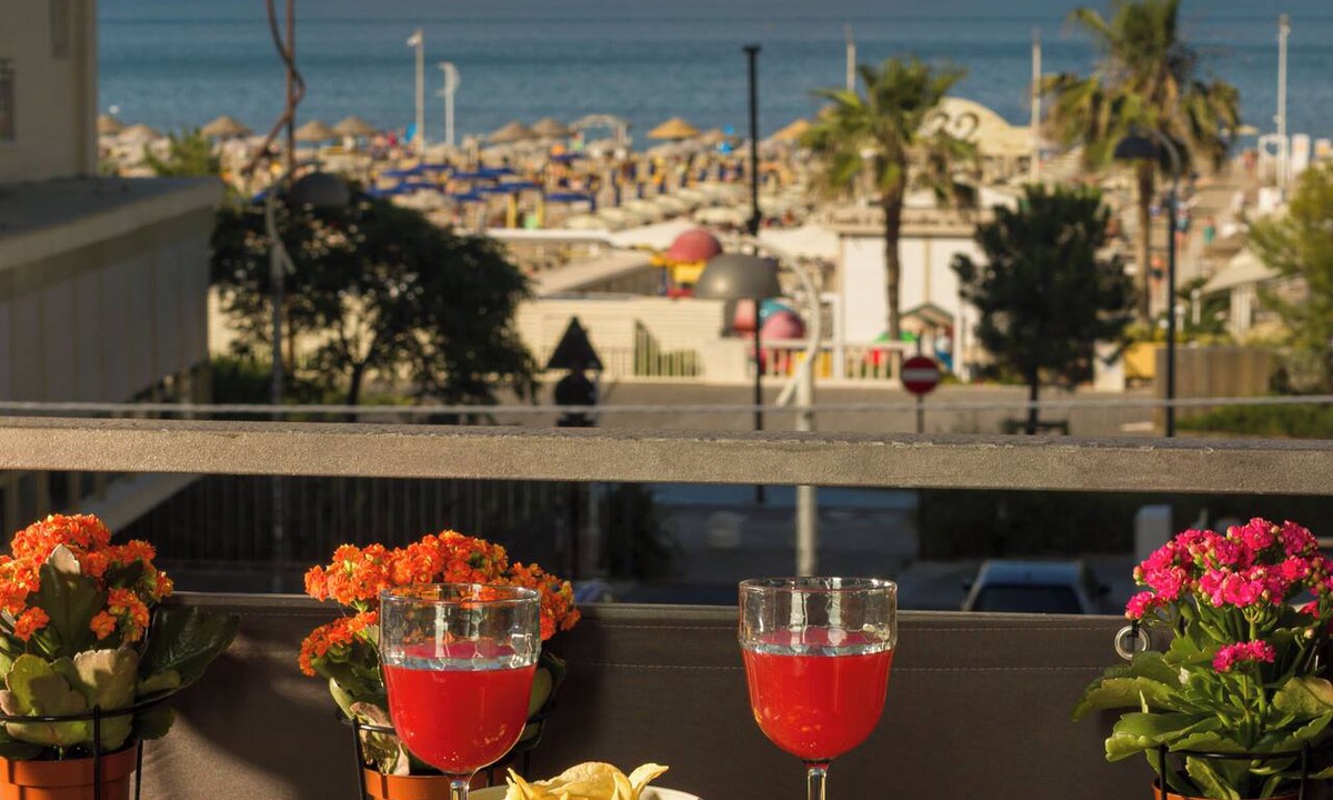 Miramare Apartment | [4 Spaces] Parking, Ocean View, 50m from the Beach, Air Conditioning