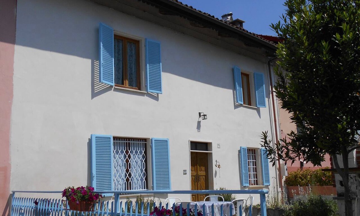 Castellero House | A country house in the hills, nestled among the hazelnut groves of Castellero.