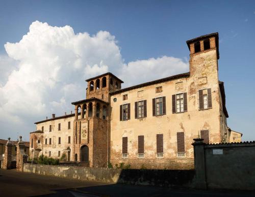 Pieve del Cairo House | AGRITURISMO CASTELLO BECCARIA
