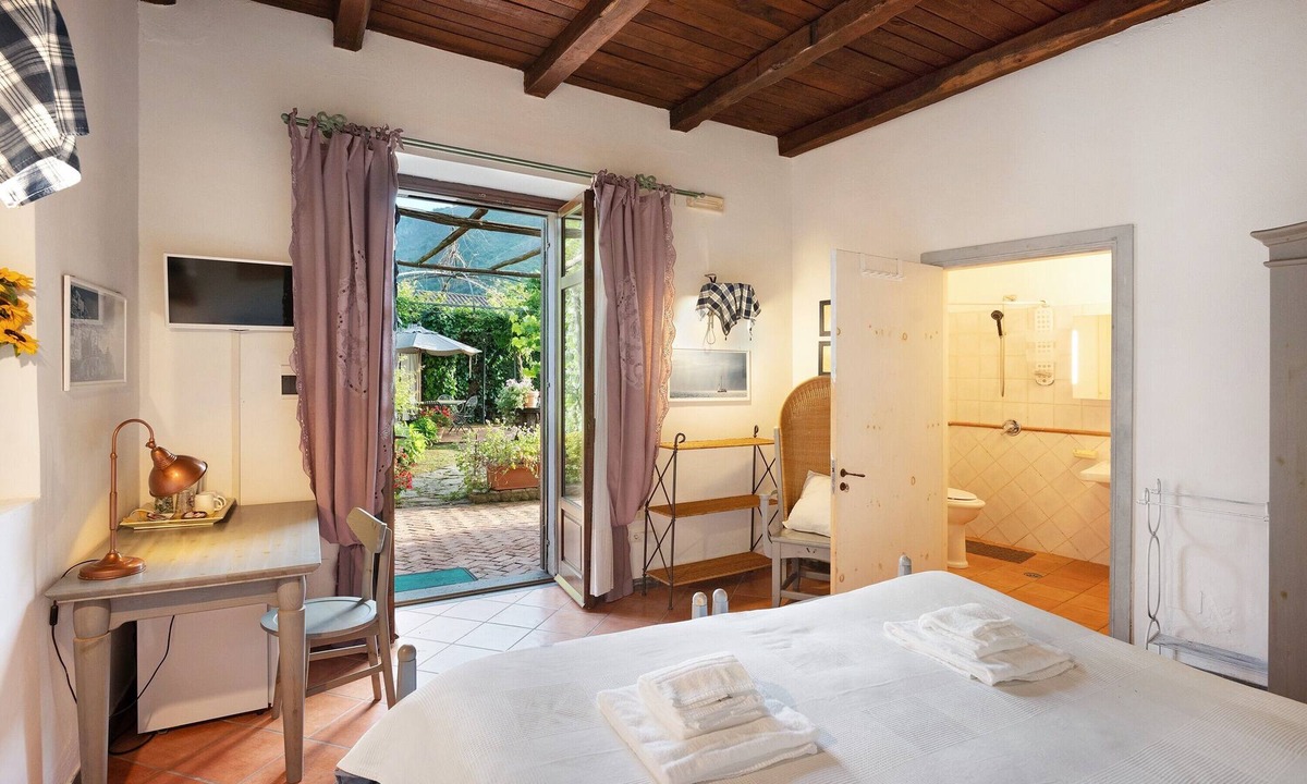 Fisciano Apartment | Agriturismo 'Double Room with Garden' with Mountain View, Shared Pool and Wi-Fi