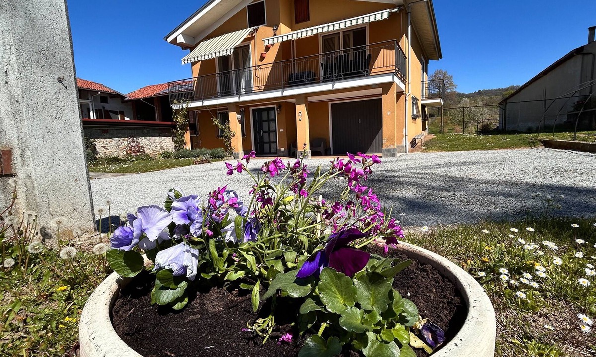 Anzasco House | Al Bruacu – Cozy House with Garden Steps from Lake Viverone