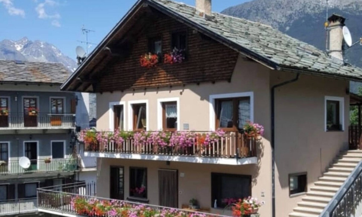 Gignod Apartment | "Al Planet" Mountain Lodging: Hiking and Golf