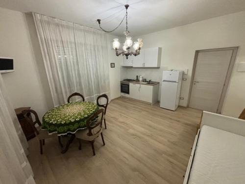 Pineto Apartment | Alloggio 4 e 5 in centro, con giardino, a 150 m dal mare
