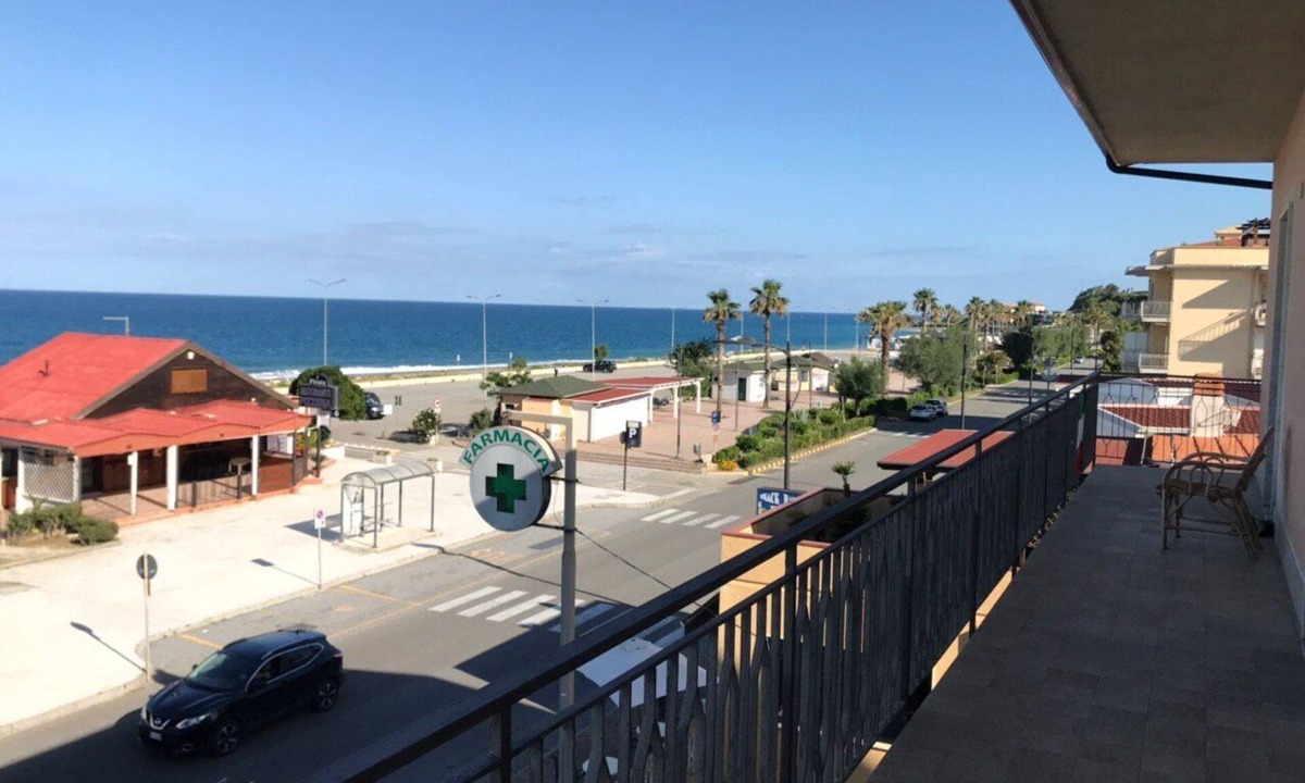 Gizzeria House | Ampio Appartamento a 20 Metri dal Mare con Ampio Balcone Vista Mare