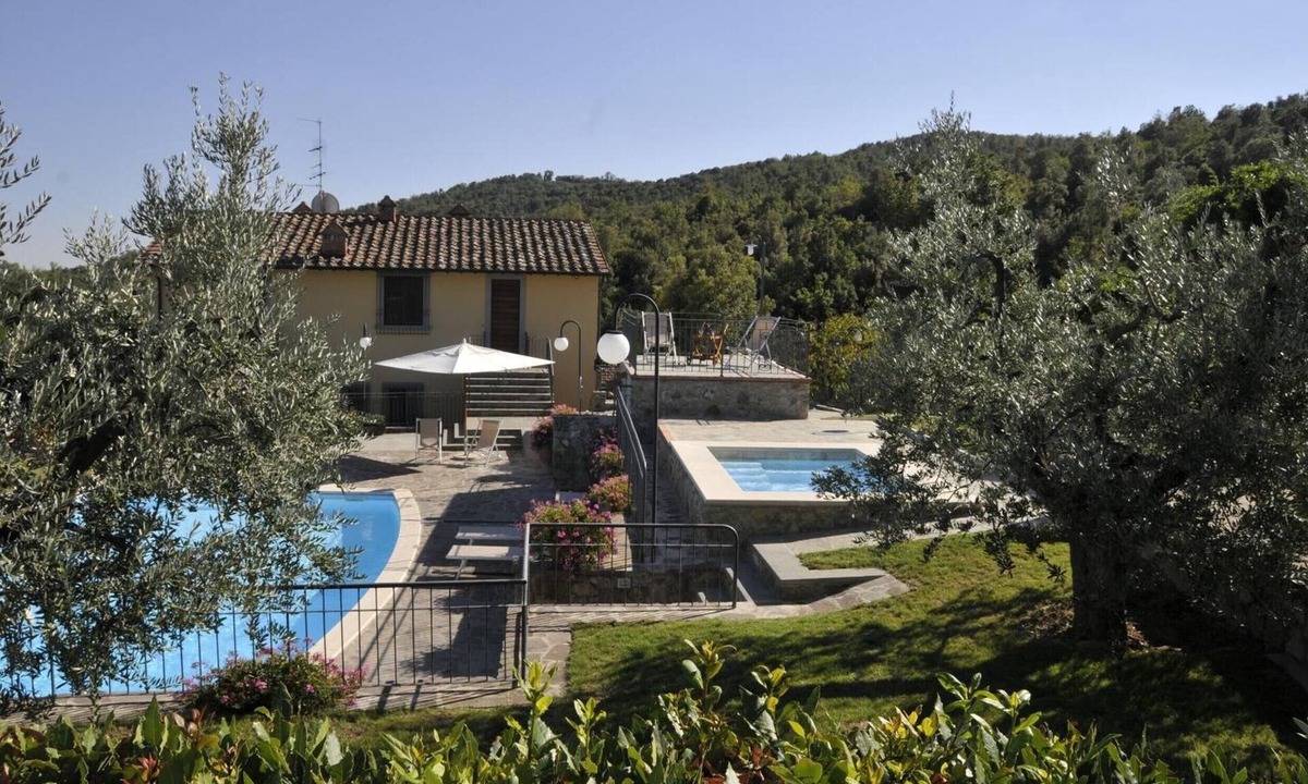 Civitella in Val di Chiana Apartment | Apartment Ortensia - Podere Del Griccia with Shared Pool, Wi-Fi and Air Conditioning