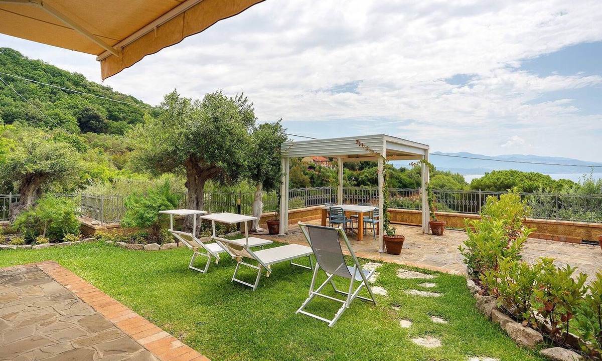 Casal Velino Apartment | Apartment 'Blu' with Sea View, Wi-Fi and Air Conditioning