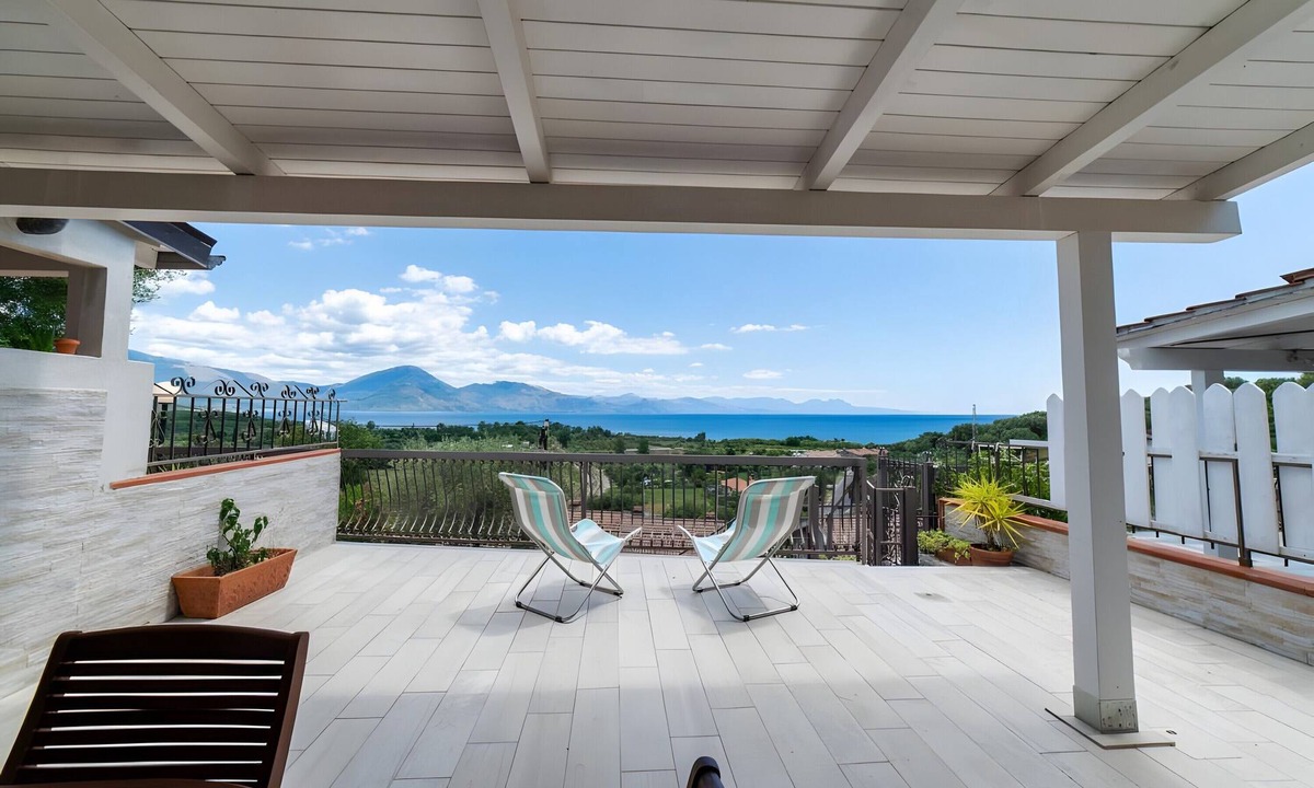 San Giovanni a Piro Apartment | Apartment 'Casa Panoramica Policastro' with Sea View, Wi-Fi and Air Conditioning