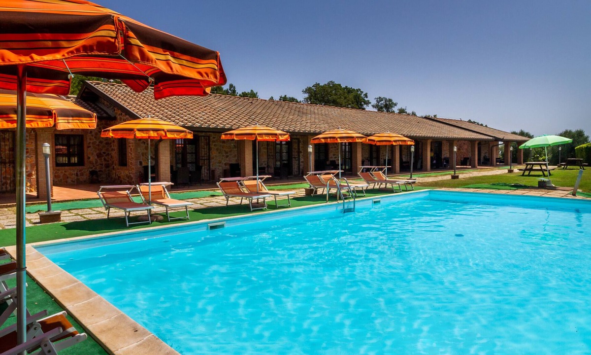 La Pesta Apartment | Apartment 'Casa Vacanza Il Carpignone 1' with Lake View, Pool and Garden