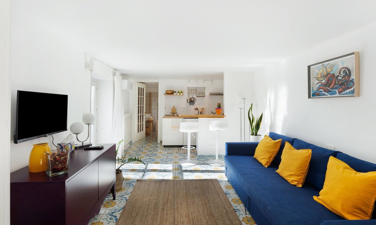 Historical Downtown Salerno Apartment | Apartment 'Dimora Porta San Nicola Salerno' with Sea View, Wi-Fi and Air Conditioning