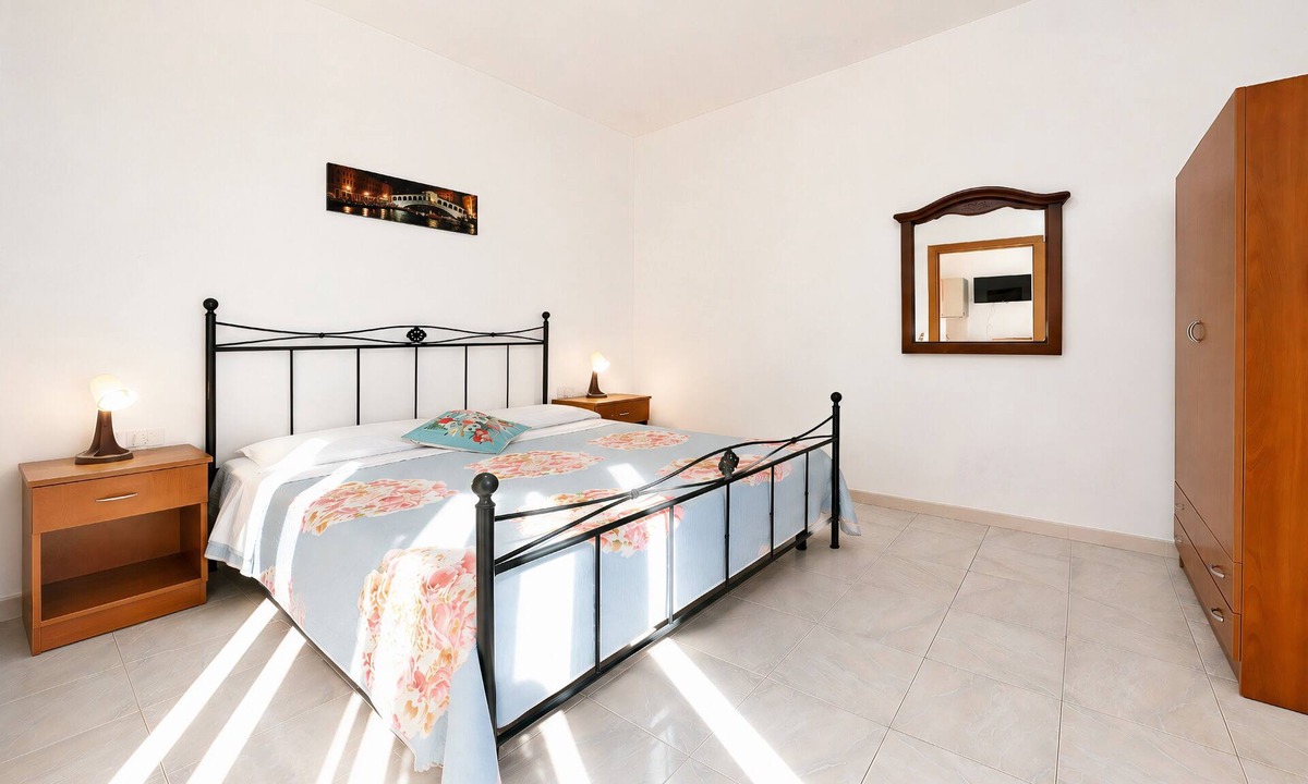 Peschici Apartment | Apartment 'Francesca, Trilo E' with Shared Terrace, Wi-Fi and Air Conditioning