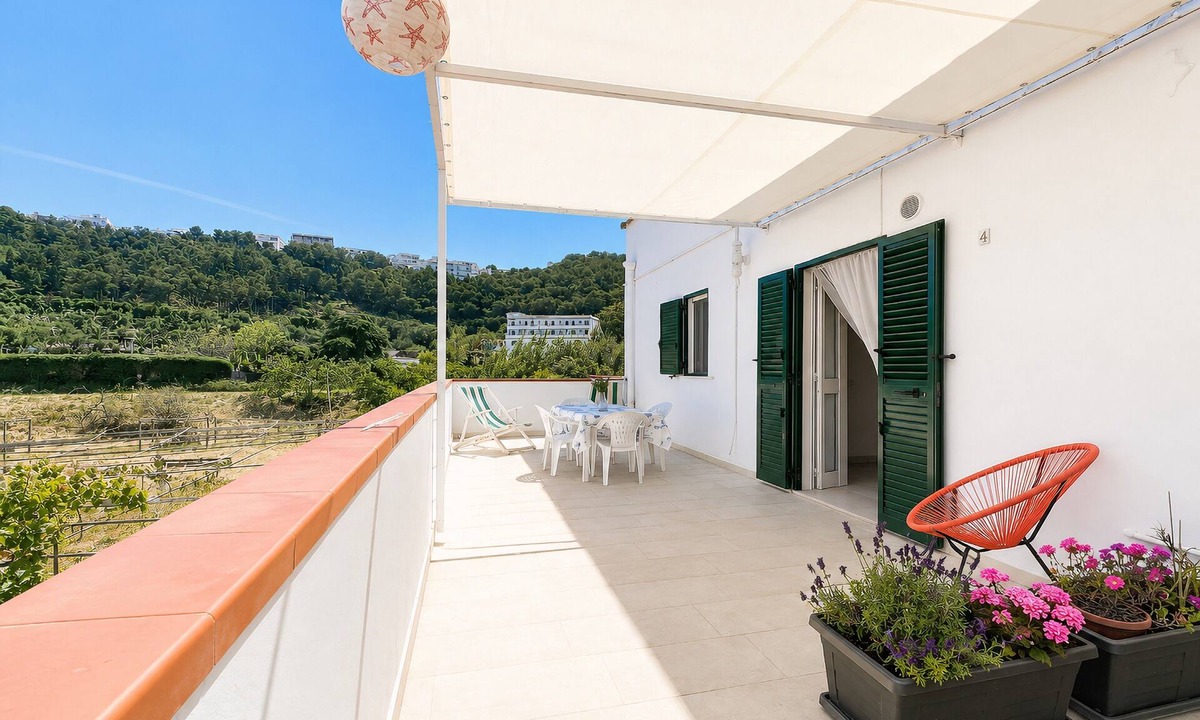Peschici Apartment | Apartment 'Francesca, Trilo C' with Shared Terrace, Wi-Fi and Air Conditioning