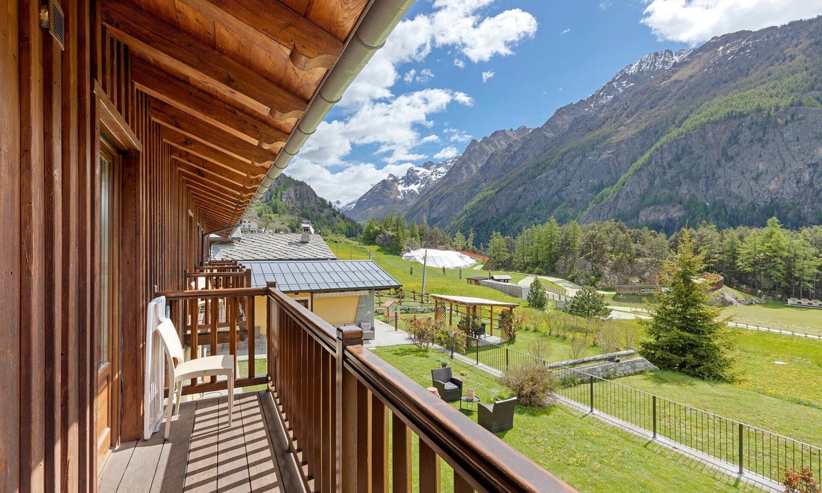 Bionaz Apartment | Apartment 'Il Rododentro' with Lake View, Balcony and Wi-Fi