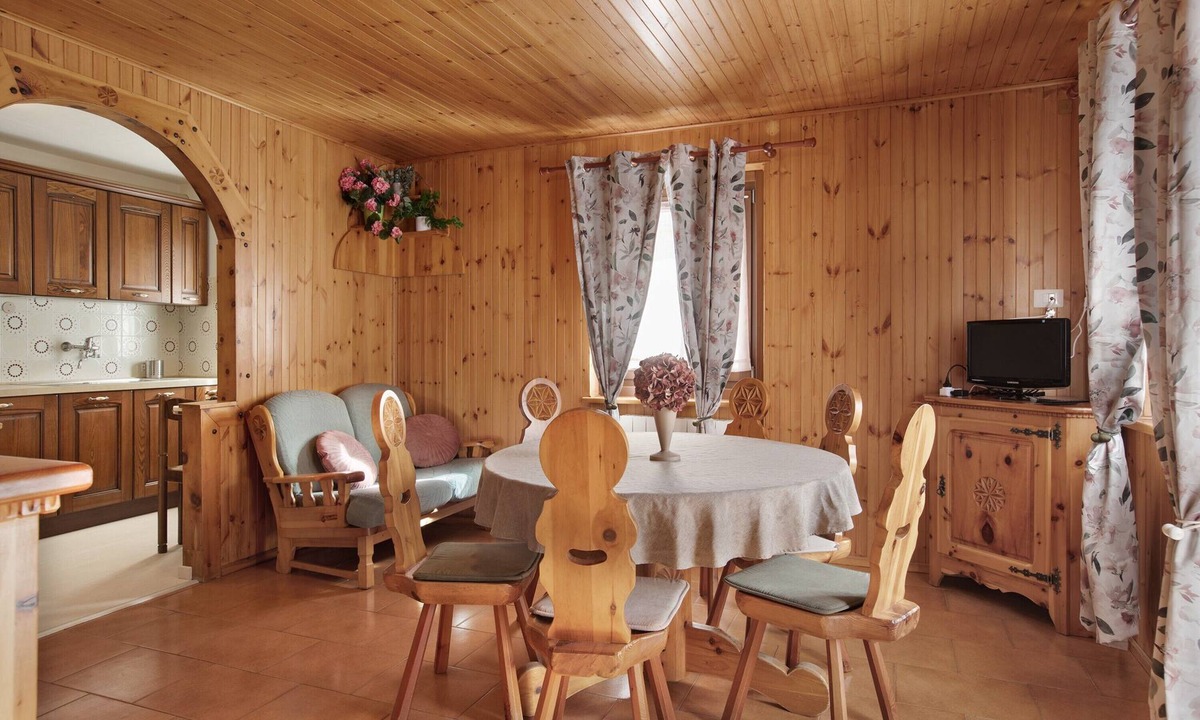 Cogne Apartment | Apartment 'La Maison Du Bonheur Lillaz' with Mountain View, Shared Garden and Balcony