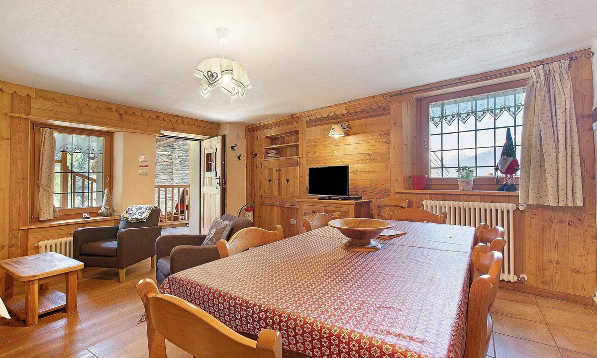 Gressan Apartment | Apartment 'Lo Pilio' with Shared Terrace, Shared Garden and Wi-Fi