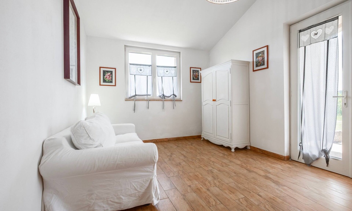 Manciano Apartment | Apartment 'Mirto' with Shared Pool, Wi-Fi and Air Conditioning