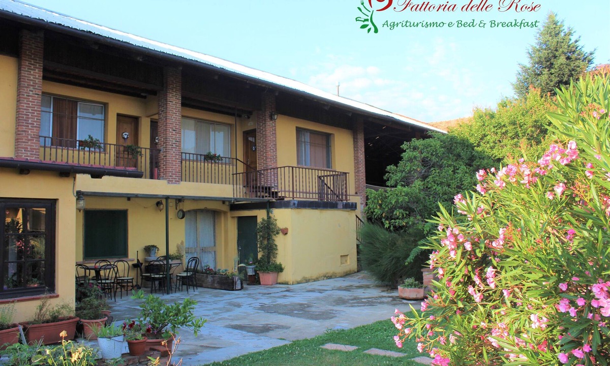 Salussola Apartment | Apartment surrounded by greenery at the Fattoria delle Rose
