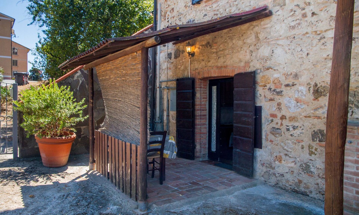 Gavorrano Apartment | Apartment 'Taverna' with Private Terrace, Shared Garden and Wi-Fi