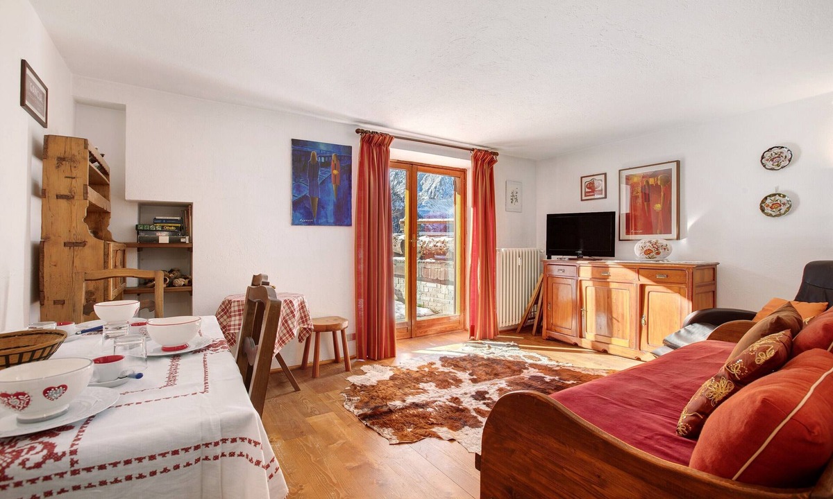 Entreves Apartment | Apartment 'Vista Monte Bianco' with Mountain View and Private Garden