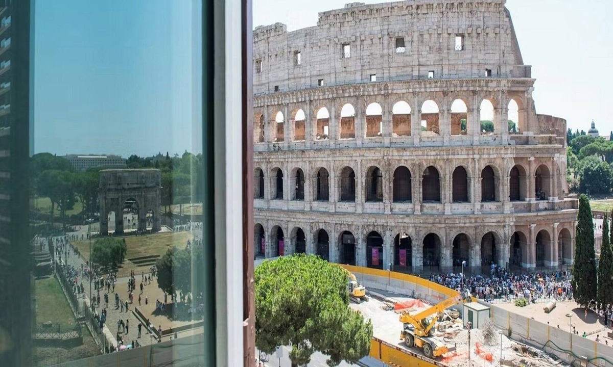 Monti Apartment | Apartment With Iconic View Of Arch of Constantine, Roman Forum And The Coliseum