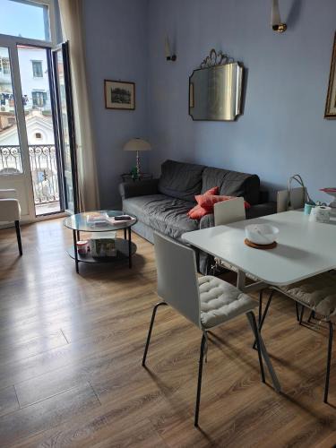 Historical Downtown Salerno Apartment | Appartamento confortevole con vista sulla piazza