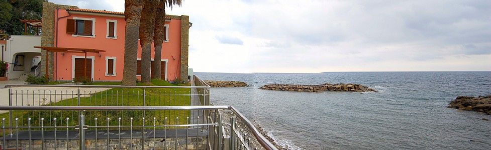 Acciaroli House | Appartamento Torre Caleo M: A bright and elegant apartment located right on the beach.