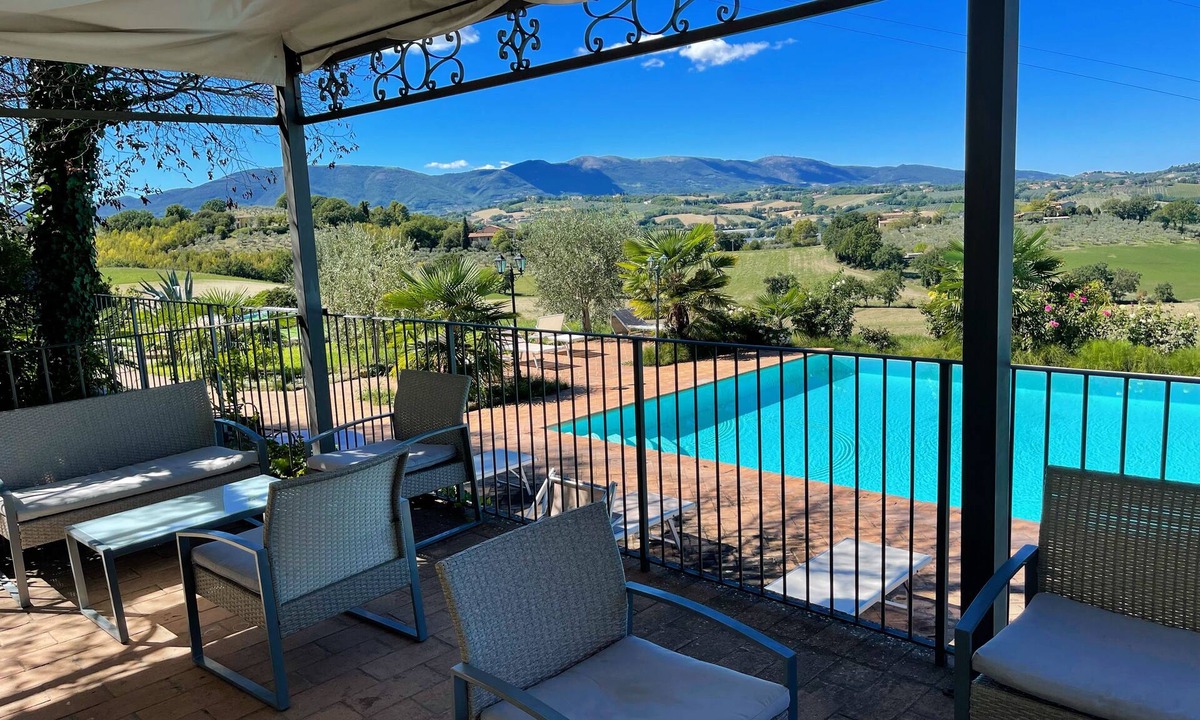 Spoleto Villa | Apt 2. Air con. Free car park. Infinity pool. Beautiful grounds. Sleeps 4