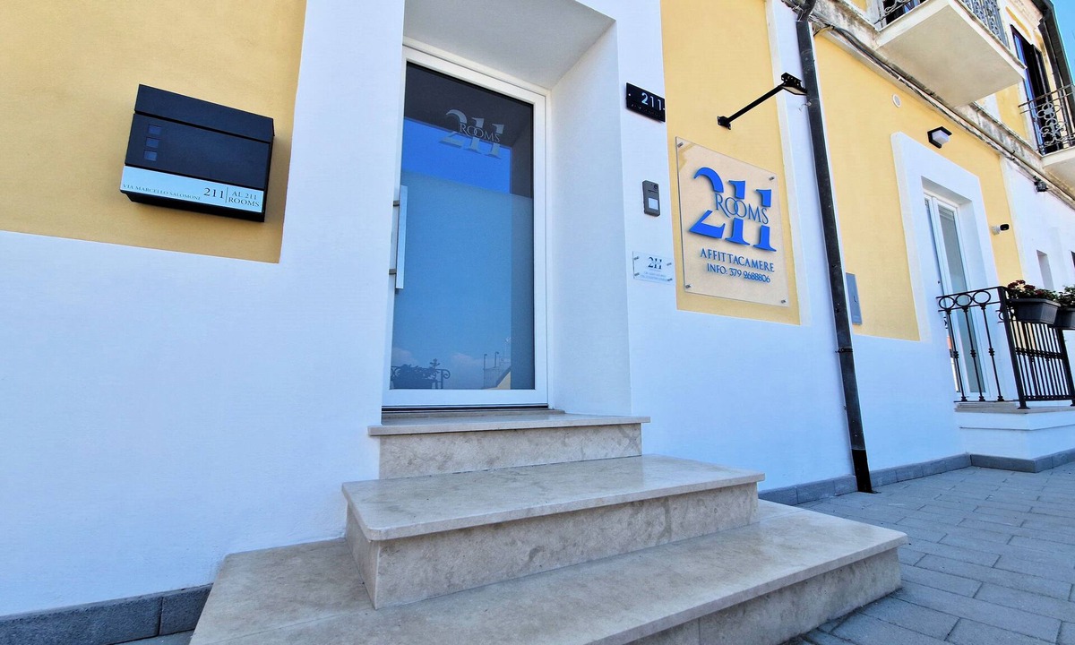 Pizzo House | At 211 Rooms, modern and cozy guest house "Whole Lodging"