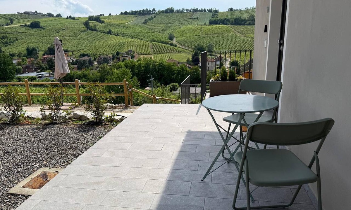 Torricella Verzate House | B&B NessunConfine CasaLaura with a magnificent view of the Oltrepò vineyards