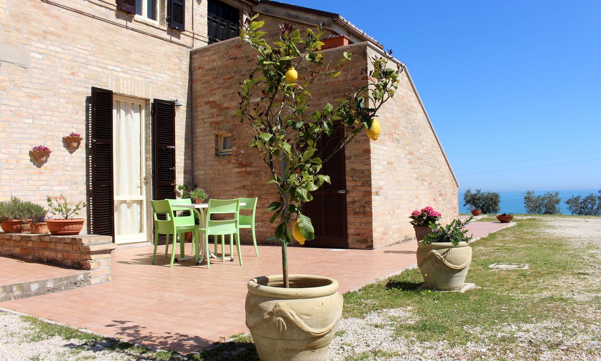 Fermo Bed & Breakfast | B&B The hill on the sea- The sunflowers room