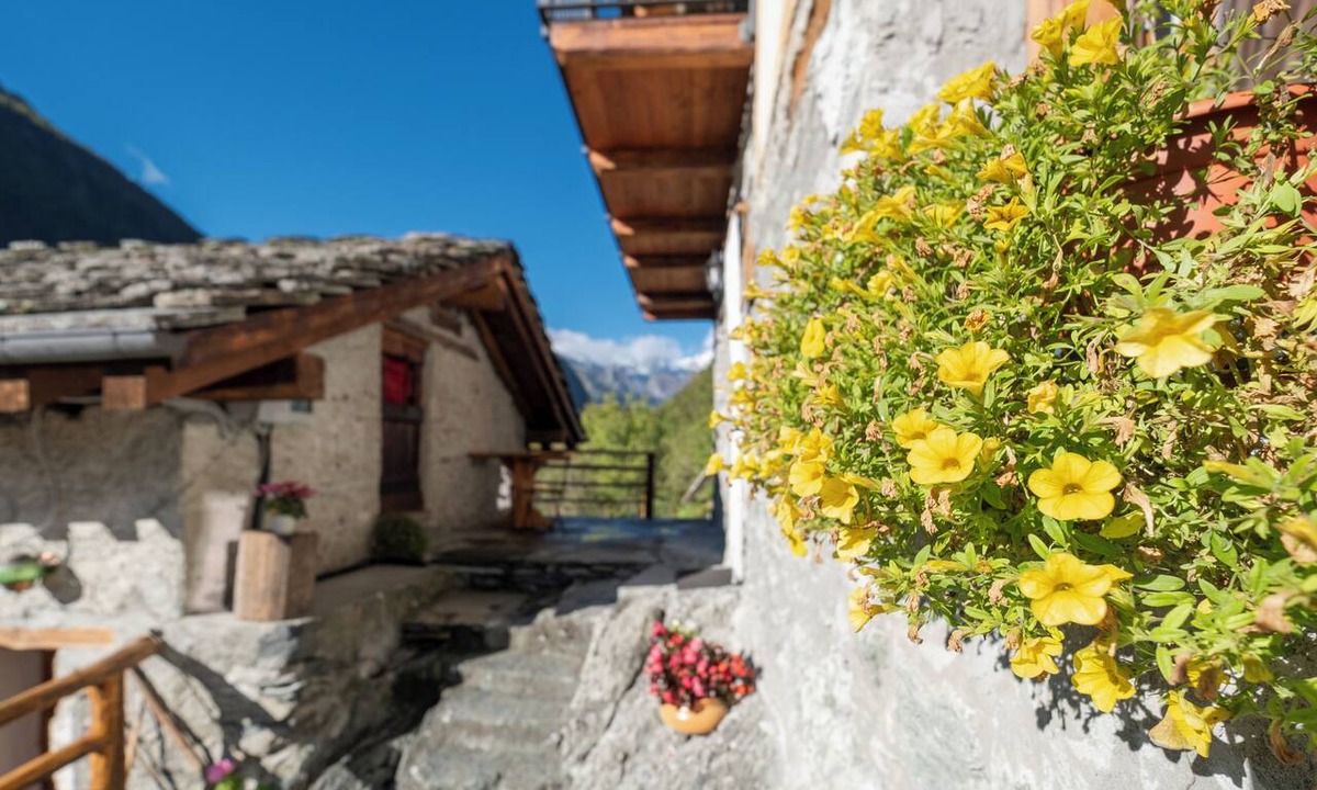 Ala di Stura Ski Chalet | Baus's Cabins. Baita della Meridiana: Small, Cozy, Warm, with a Panoramic View