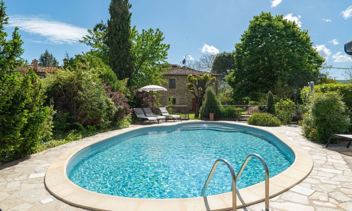 Civitella in Val di Chiana Villa | Beautiful private villa for 10 people with private pool, WIFI, TV, pets allowed and panoramic view