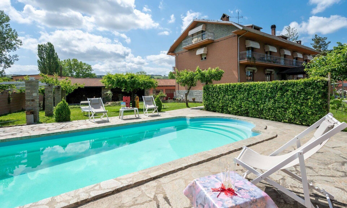 Castagnole delle Lanze Apartment | Beautiful apartment for 4 guests with WIFI, A/C, pool, TV and patio