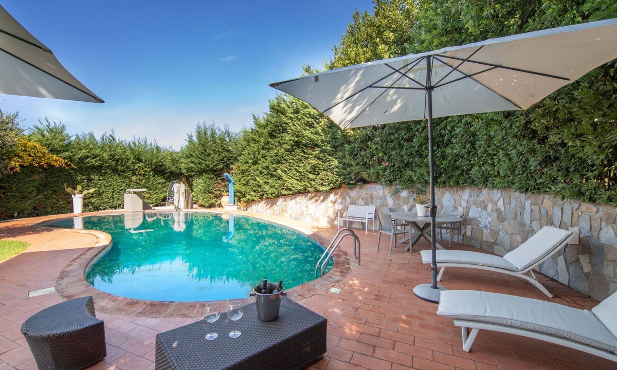 Terranuova Bracciolini Villa | Beautiful private villa for 10 people with WIFI, private pool, hot tub, A/C and panoramic view