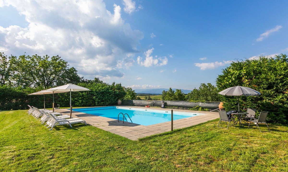 Badia Agnano Apartment | Beautiful apartment for 5 people with WIFI, pool, TV, patio, pets allowed and panoramic view