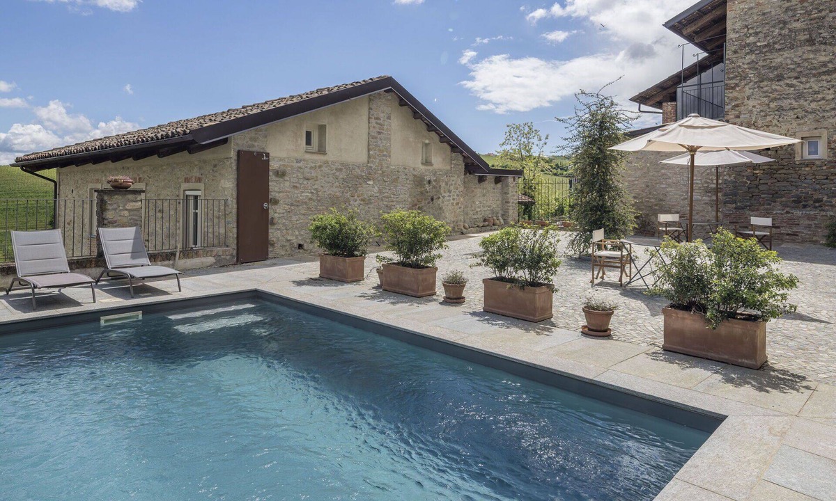 Monforte d'Alba Apartment | Beautiful apartment for 4 people with pool, WIFI and balcony, close to Alba