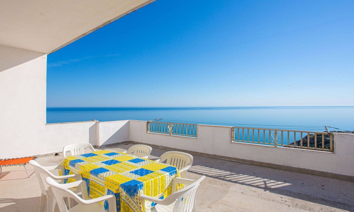 Peschici Apartment | Beautiful apartment for 7 guests with WIFI, TV, terrace and pets allowed