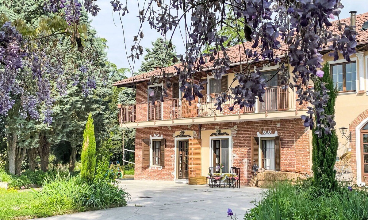 Asti Apartment | Beautiful apartment for 4 guests with WIFI, TV, patio, pets allowed and panoramic view