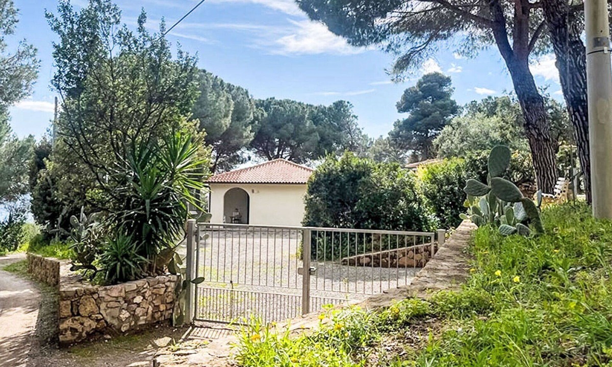 Madonna delle Grazie House | Beautiful apartment in villa for 6 guests with A/C, WIFI, TV, terrace and pets allowed