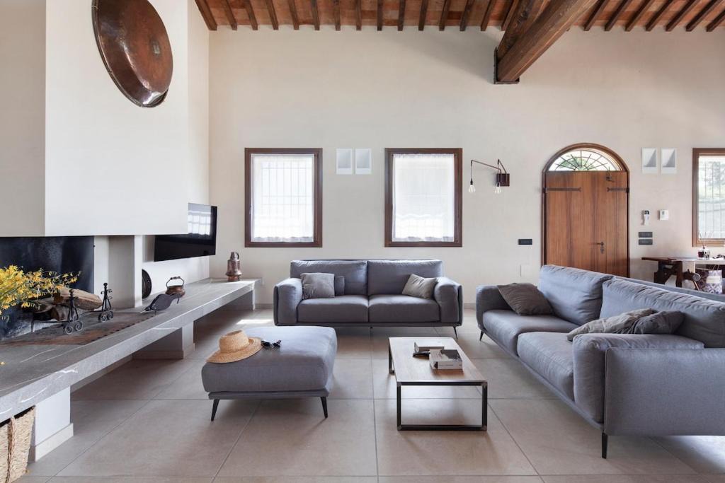 Castel Bolognese Apartment | Beautiful hilltop farmhouse with swimming pool