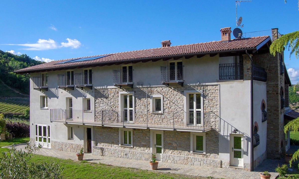 Loazzolo Villa | Beautiful private villa for 30 guests with hot tub, WIFI, private pool, TV, patio and pets allowed