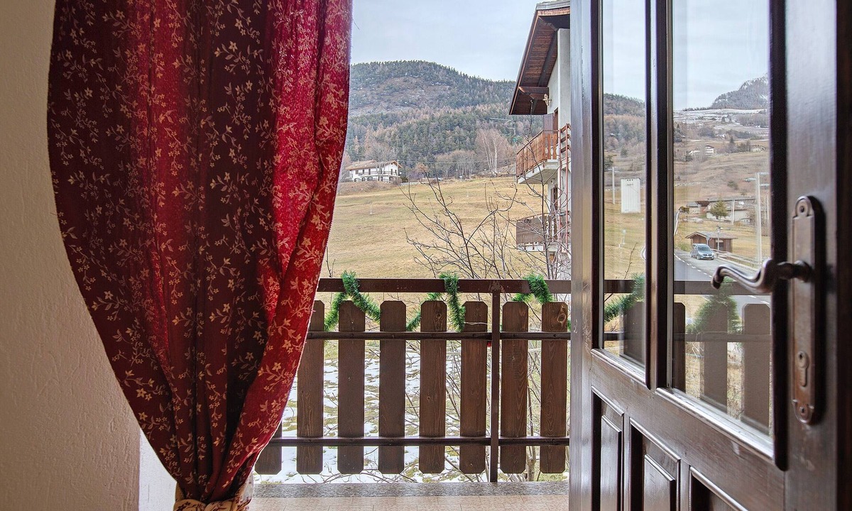 Saint-Denis Apartment | Becca D'Aver Apartment with Mountain View, Shared Garden, and Wi-Fi
