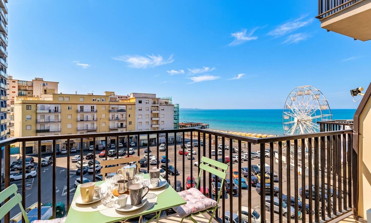 Follonica Apartment | Bedo House - Beachfront Sea View Flat in Follonica, Follonica, Italy