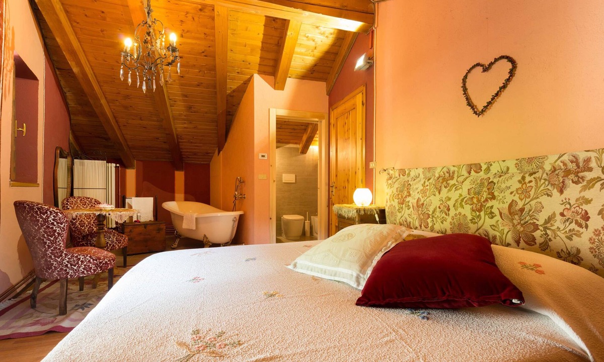 Villair-Amerique Bed & Breakfast | Bizet Suite: Passion and Charm in "Red"