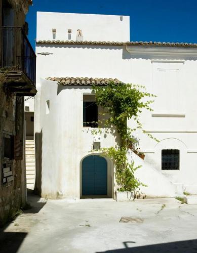 Strongoli House | BORGO PETELIA, Casa Fazio, Antica piccola casa con loggia e scala esterna