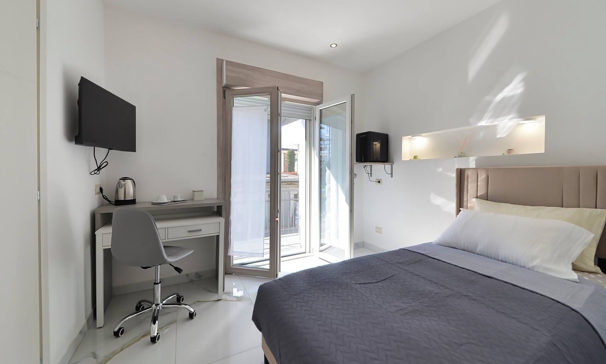 Rho House | BRAND NEW ROOM WITH PRIVATE BATHROOM, WIFI AND BALCONY