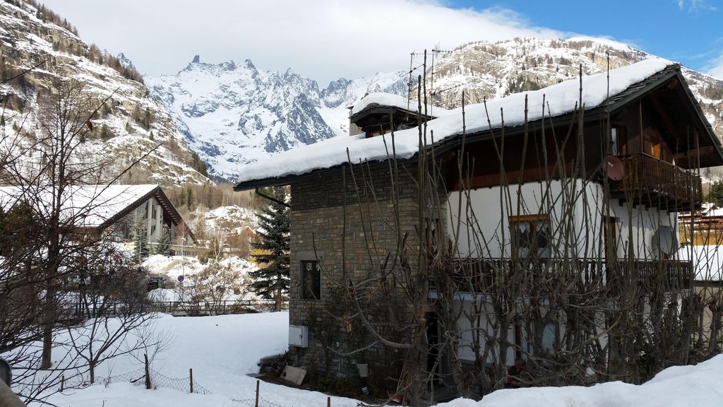 Dolonne Apartment | Bright accommodation with garden in Courmayeur 400m from the center, 100m from the cable car