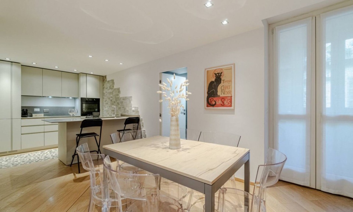 Roman Quarter Apartment | Bright and spacious 120 square meters apartment, perfect for four people, located on the second floor of a renovated period building (no elevator).The property enjoys an enviable location, just a short distance from some of Turin's main attractions, such